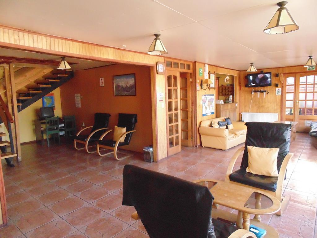 Nikos II Adventure Hostel Пуерто Наталес Екстериор снимка