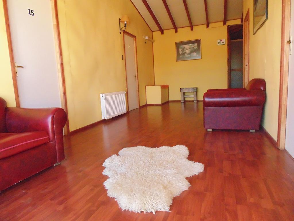 Nikos II Adventure Hostel Пуерто Наталес Екстериор снимка